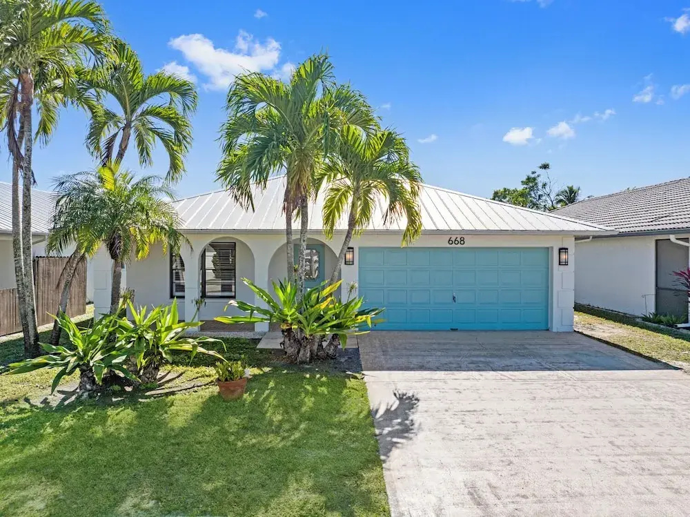 Avanti Vacation Rental, Relaxing 3-BR Retreat with Private Pool Minutes from Vanderbilt Beach and Delnor-Wiggins State Park. Enjoy Southern Exposure, BBQ Area, and Pet-Friendly Comfort