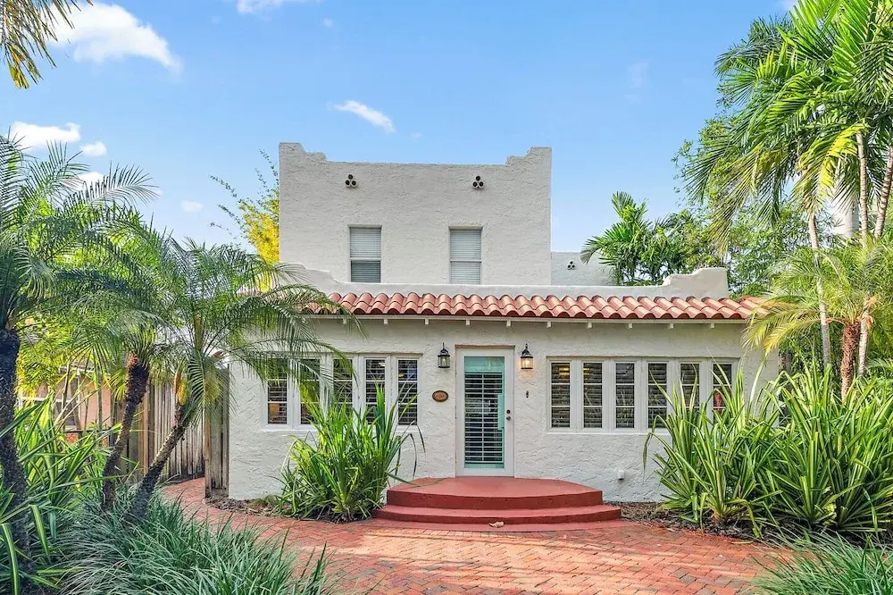 2 Mansions Pool Garden & BBQ Sleeps 22-8 BR