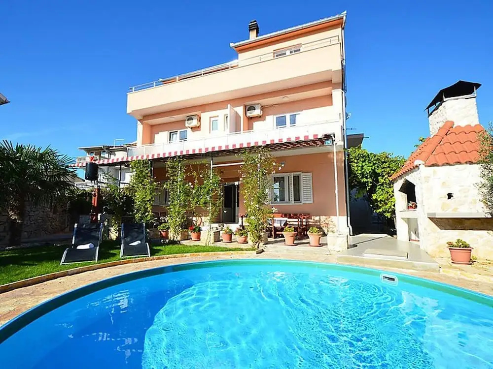 5 Bedrooms Apartment with garden view