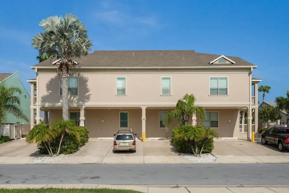 Two Bedroom Condo - Short Walk to the Beach