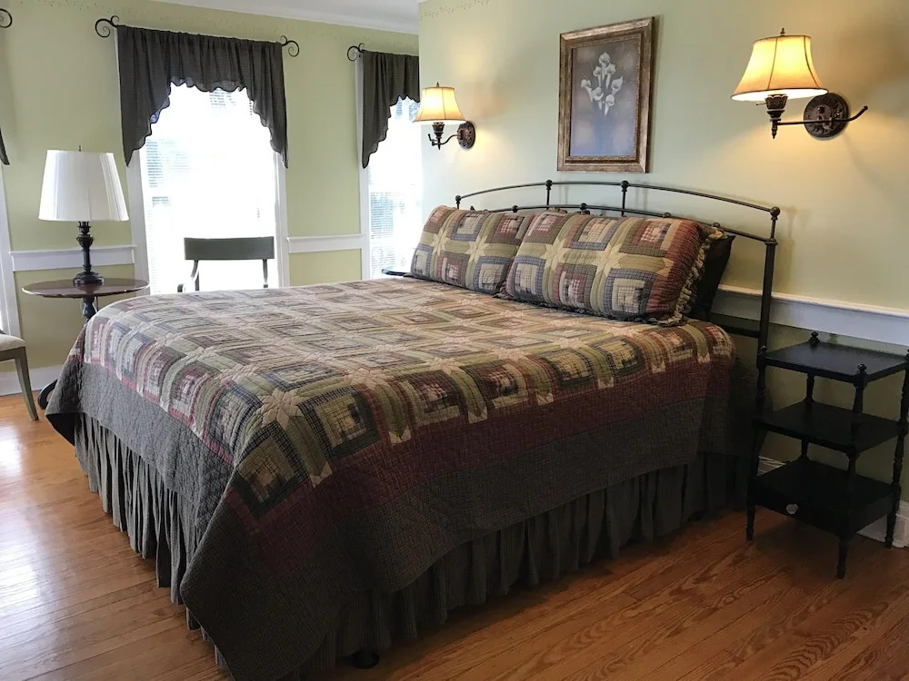 Deluxe Double room with garden view (full double bed)