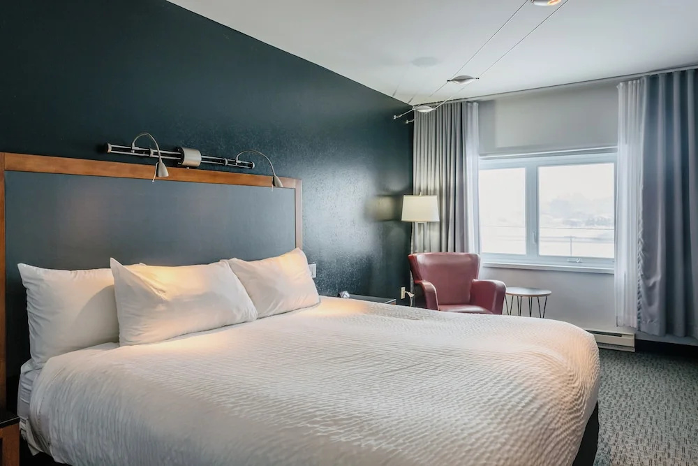 Comfort room with city view