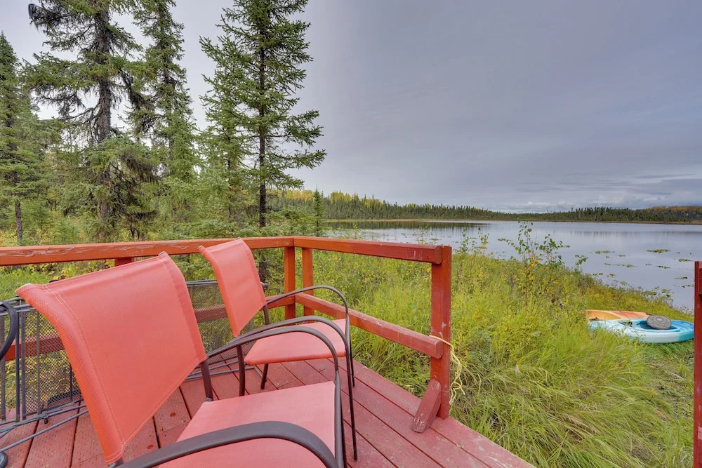 7 Mi to Kenai River: Soldotna Cabin w/ Lake Access