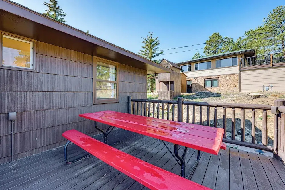 Mtn-view Retreat w/ Deck & Hot Tub in Estes Park!