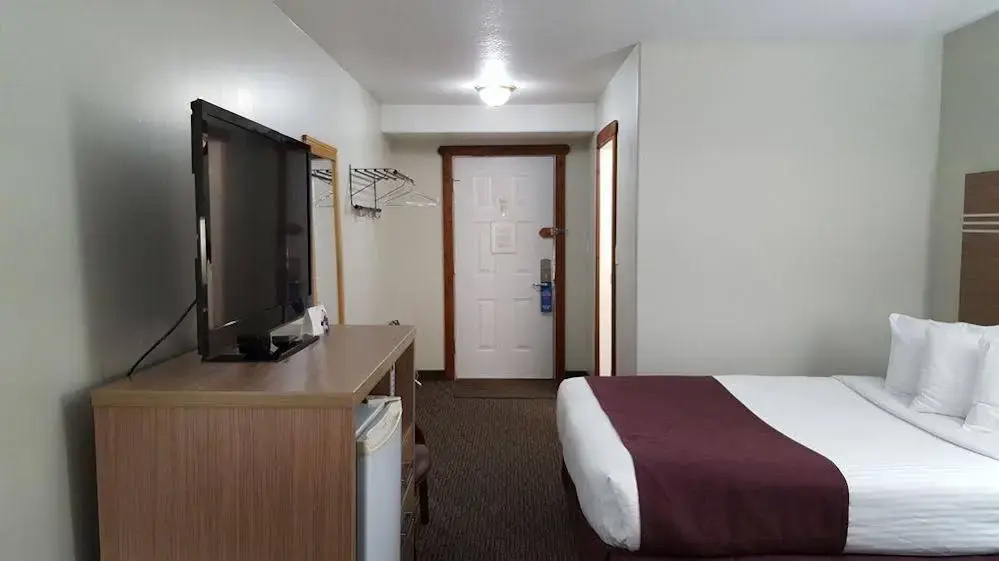 Travelodge Golden Sportsman Lodge