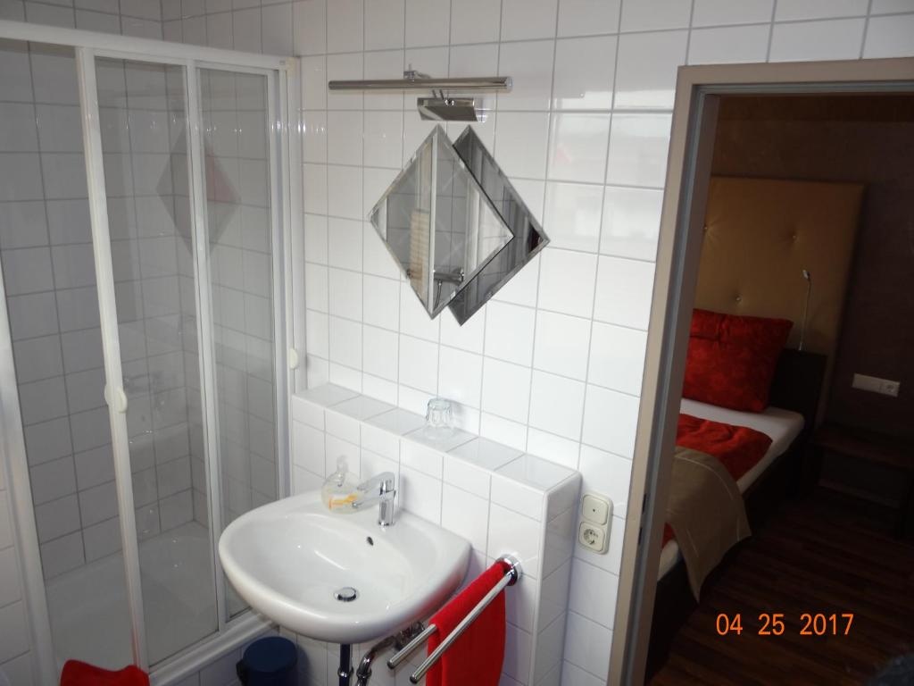 Deluxe Double room (full double bed)