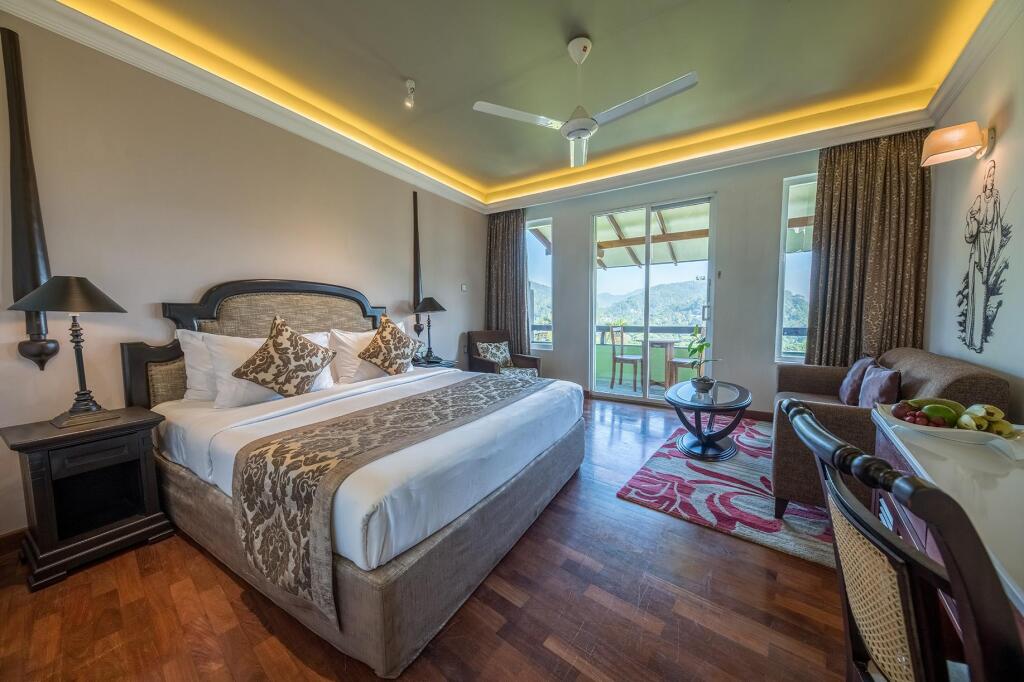 Earl's Regent Hotel