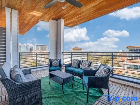 Riverwalk Penthouse Skyline Views RSV Parking Pet Friendly Free parking