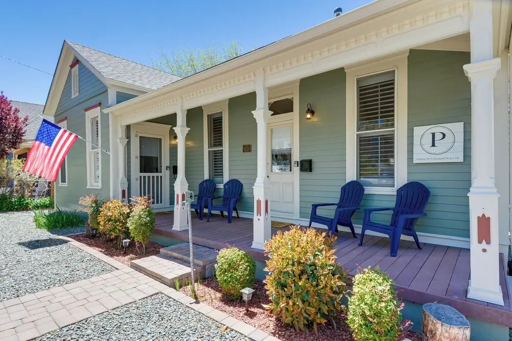 Walk to Courthouse Square: Quiet Home w Porch