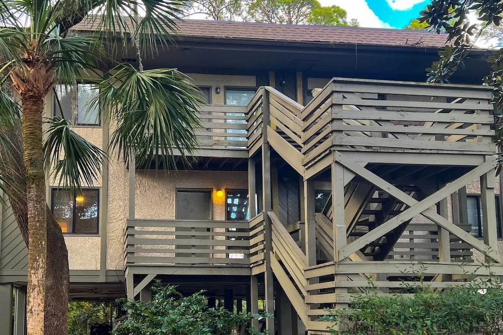 Hilton Head Island Condo w/ Beach Supplies + Pool!