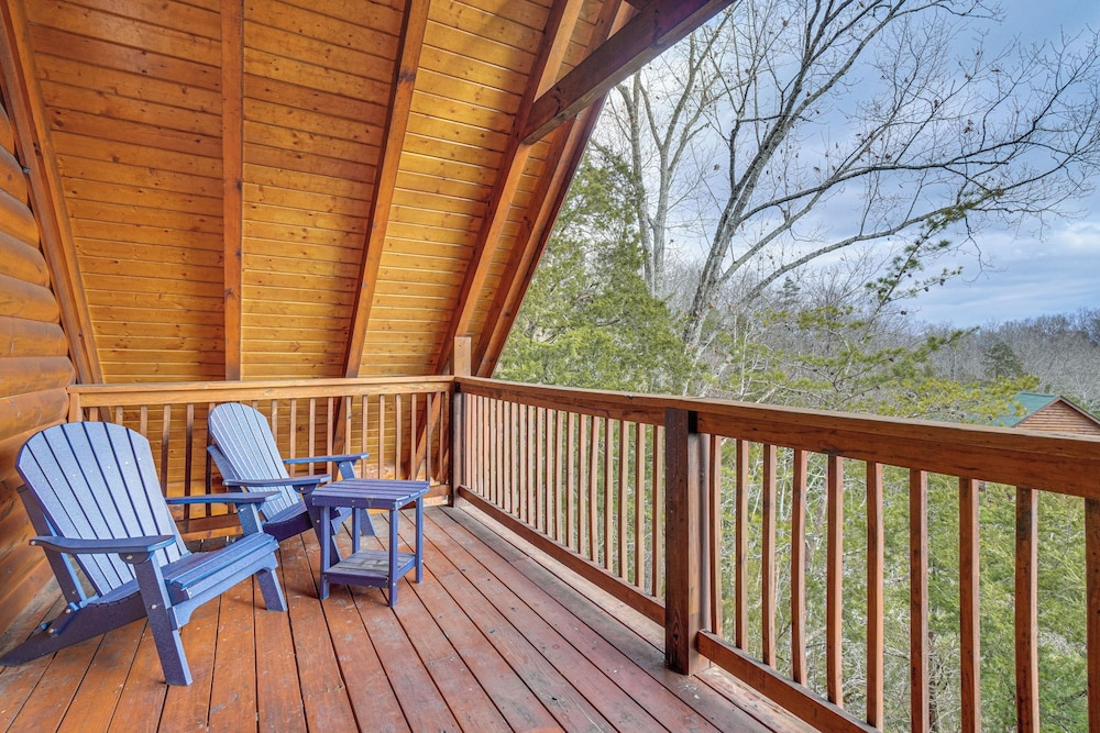 Mtn-view Gem w/ Hot Tub + Game Room in Sevierville