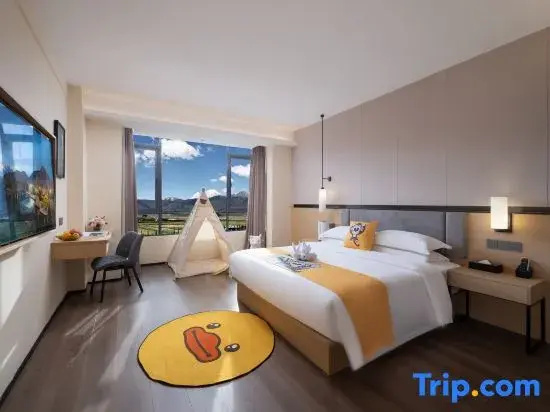 Standard Family room with mountain view