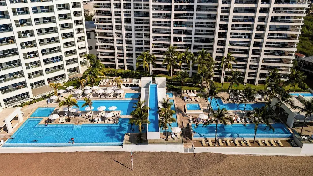 Stunning Beachfront Condo - Sea Views