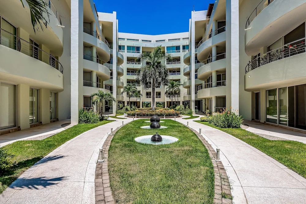 2nd-floor Condo With Private Balcony, On-site Pool & Billiards