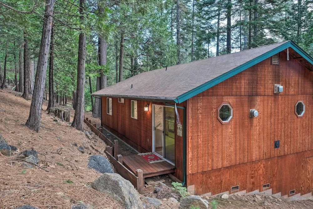 4 Mi to Big Tree State Park: Serene Cabin w/ Deck