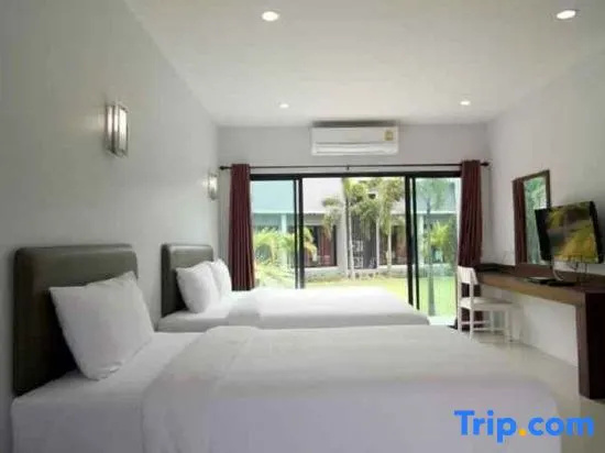 Standard Triple room with garden view