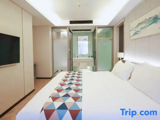 Executive Suite with courtyard view