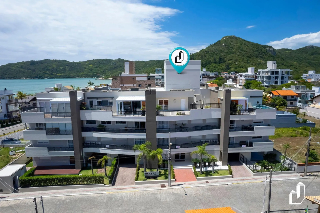 Apartamento com 03 dormitórios meia quadra do mar