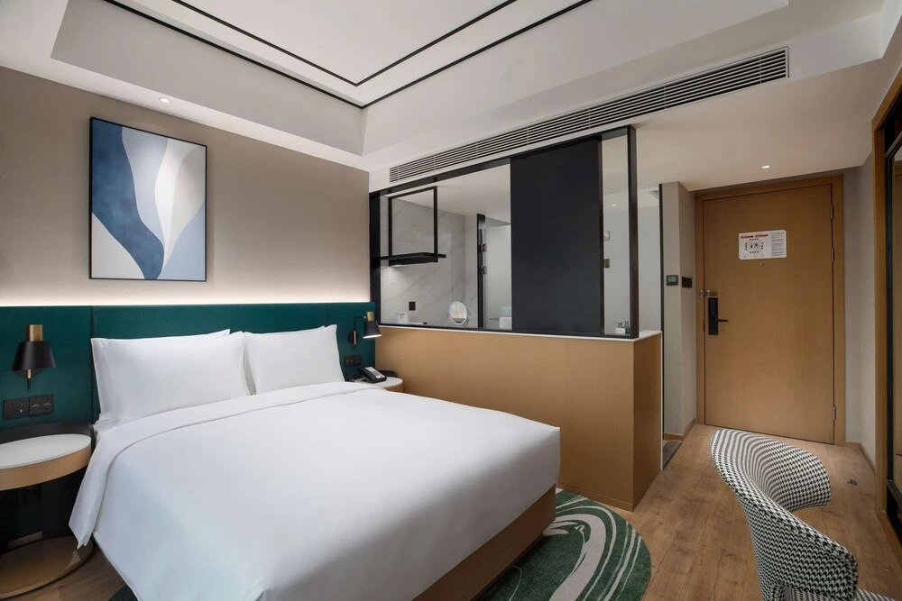 Двухместный номер Standard с видом на озеро двуспальная кровать в Hilton Garden Inn Xiamen Bailuzhou Park