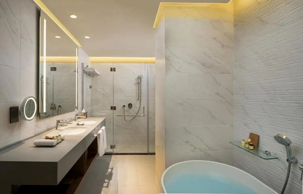 Четырёхместный люкс Club Access с 2 комнатами в Millennium Place Barsha Heights Hotel