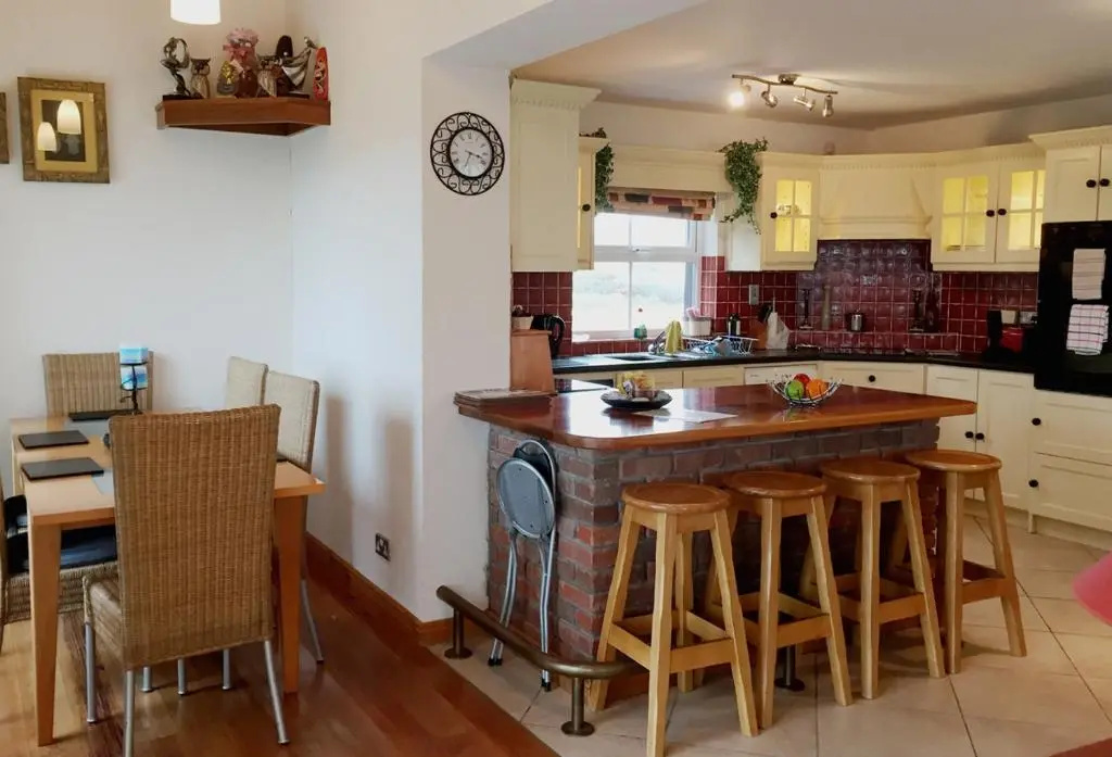4 Bedrooms Cottage
