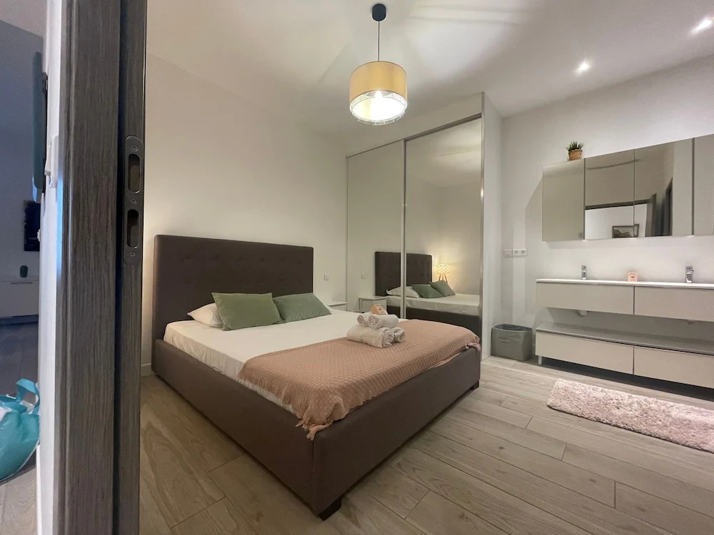 Voir la photo 1 — Stylish 3-bedroom Gem Steps From Monaco Spacious