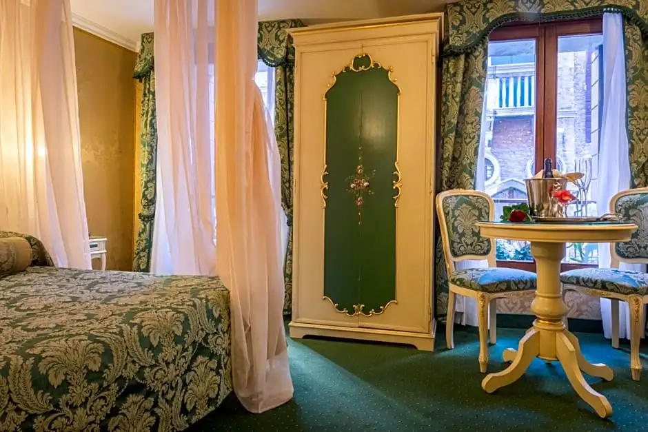 Superior room with canal view