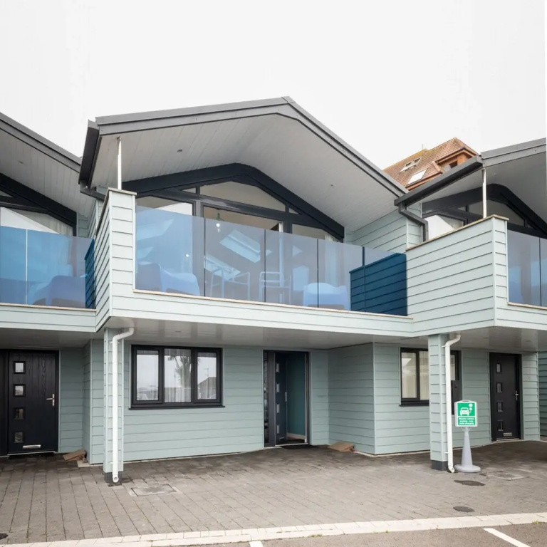 Seaside 3Bd Retreat With Balcony & Stunning Views