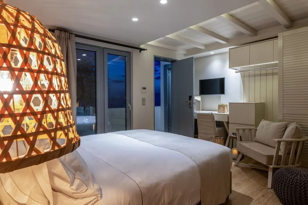 Superior Double Suite with garden view (full double bed)