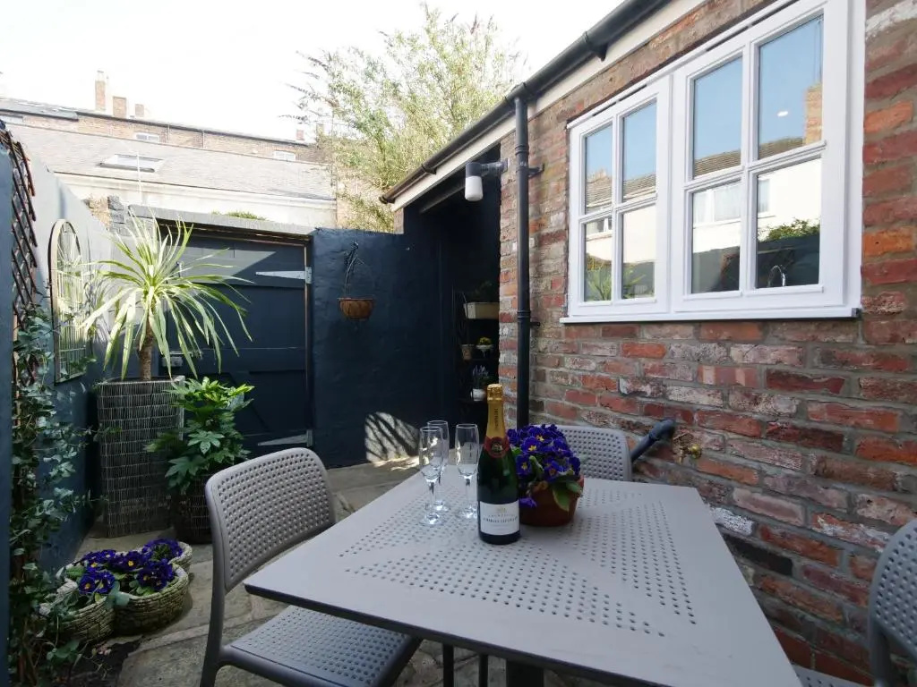 Bar Wall Cottage-City Wall Views-sleeps 5
