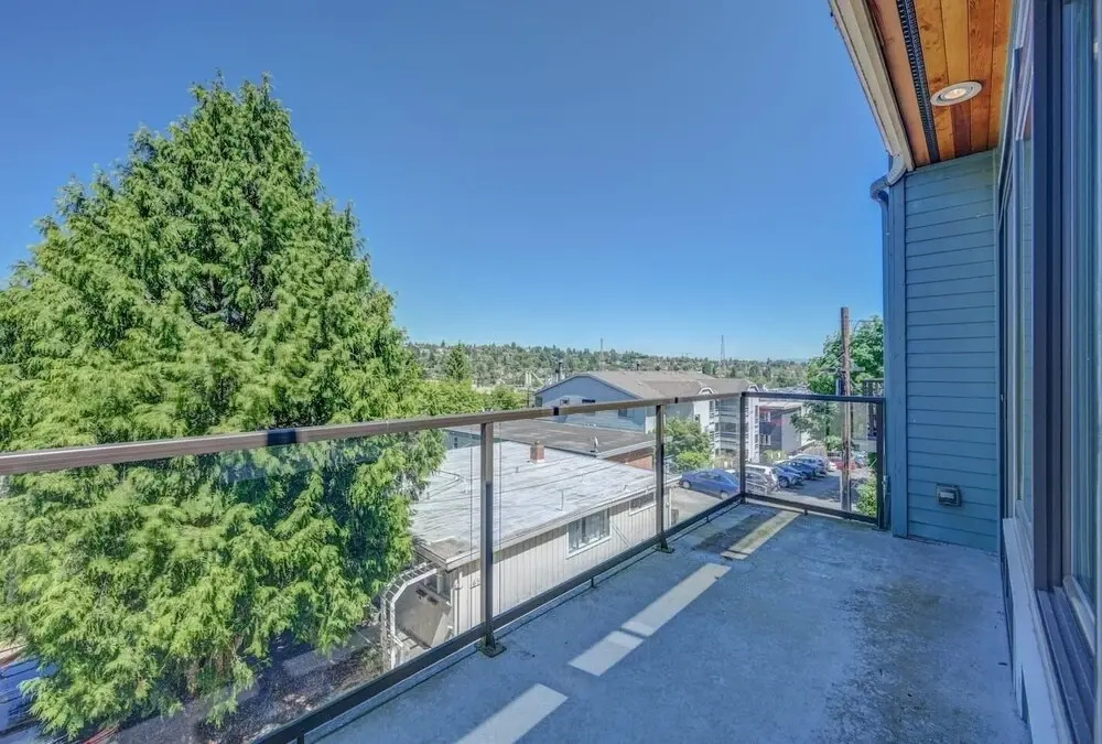 5 Min To Downtown Seattle! 3br & 2ba Cozy Townhome 3 Bedroom Townhouse by Redawning