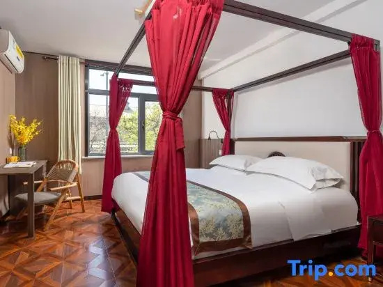 Standard Double room with city view (full double bed)