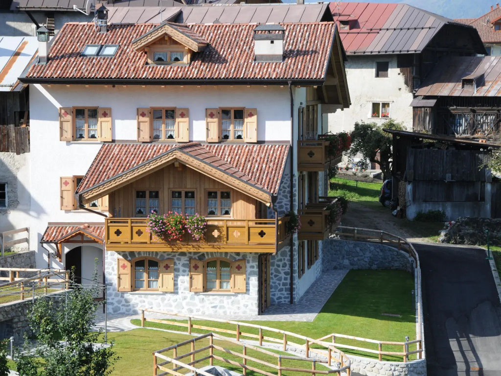 Hilltop apartment in Commezzadura with garden