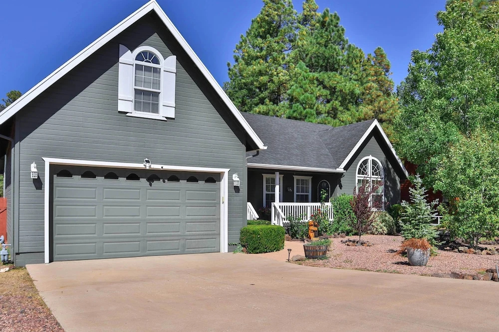 Near Trails, Lakes & Golf: Pinetop Home w/ Deck