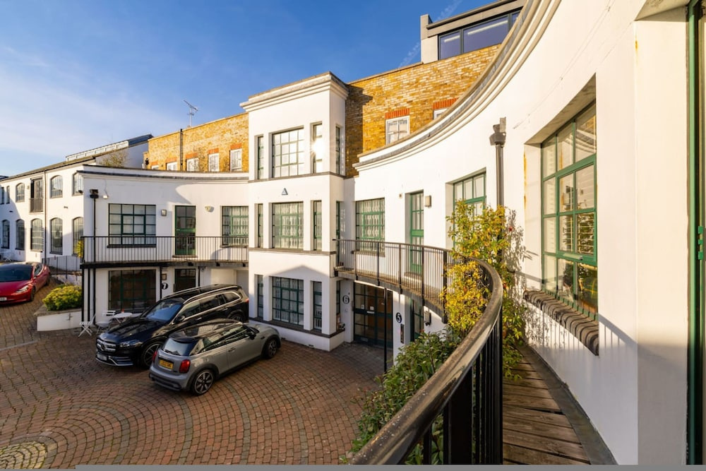 A Gentle Riverside Charm 2 Bedroom Mews House