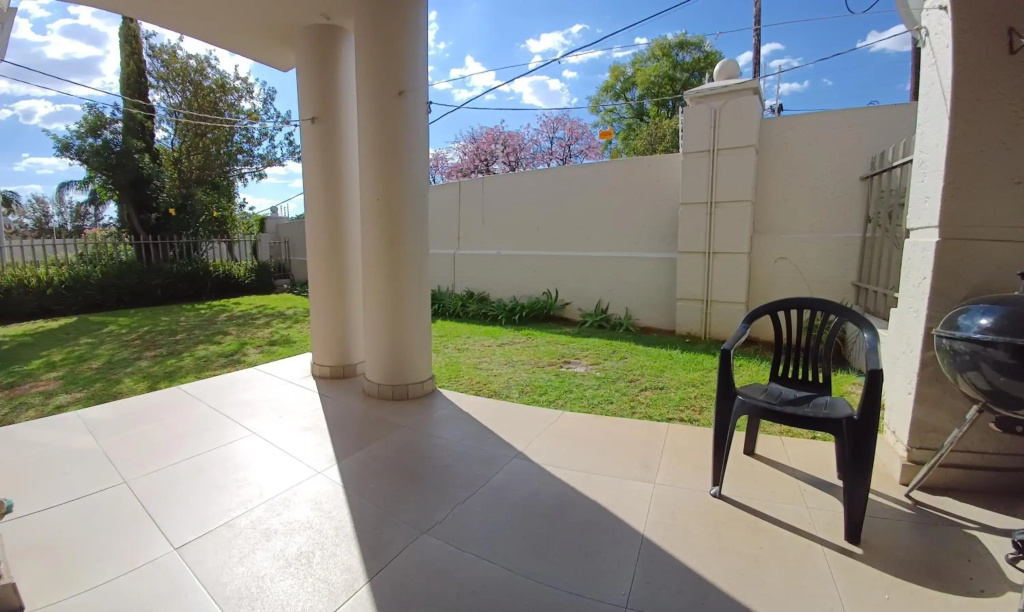 Mount Royal 02 Large 3 bedroom Ground floor apartment with Garden