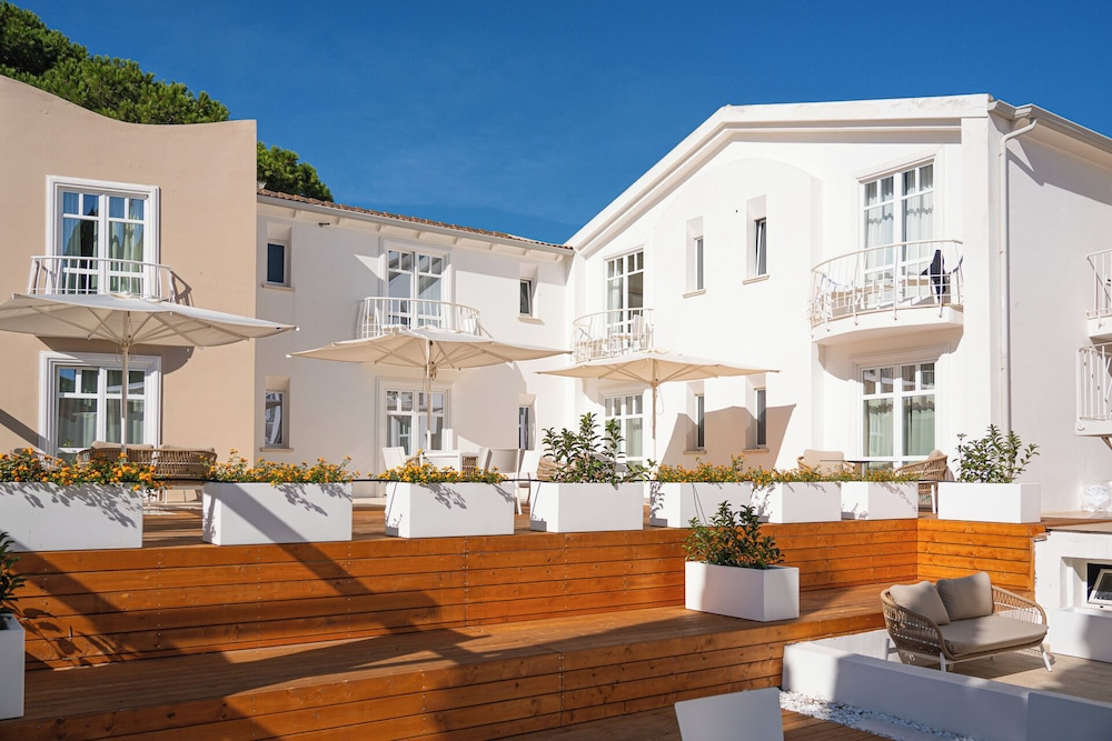 Hotel with swimming pool in Conca Verde just 100 mt from the sea