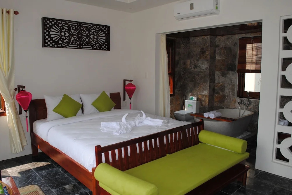 Deluxe Double room (full double bed)