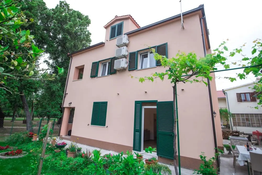 Spacious Apartment w Patio 40m From the Beach