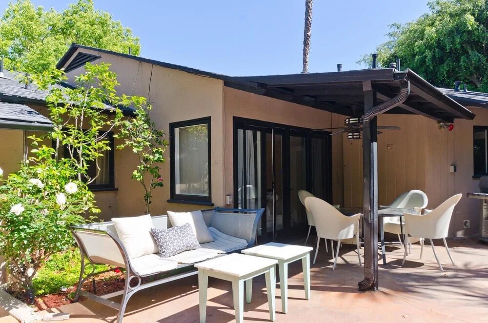 LA128 2 Bedroom Apartment By Senstay