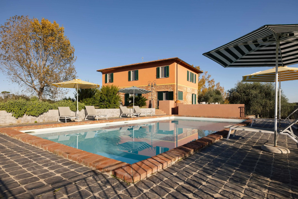 4 Bedrooms Villa