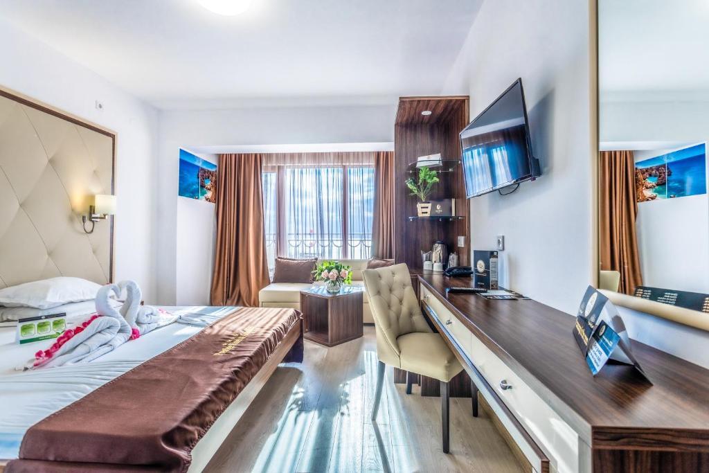 Двухместный номер Premium с балконом двуспальная кровать в Prestige Hotel and Aquapark