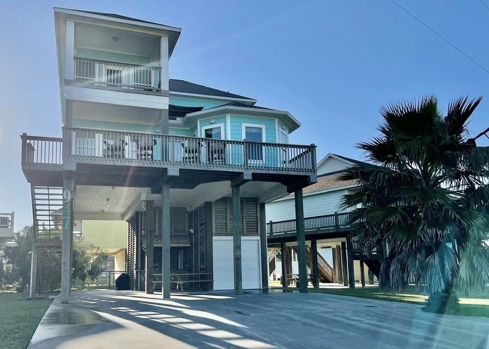 #latitude Adjustment 4 Bedroom Home by RedAwning