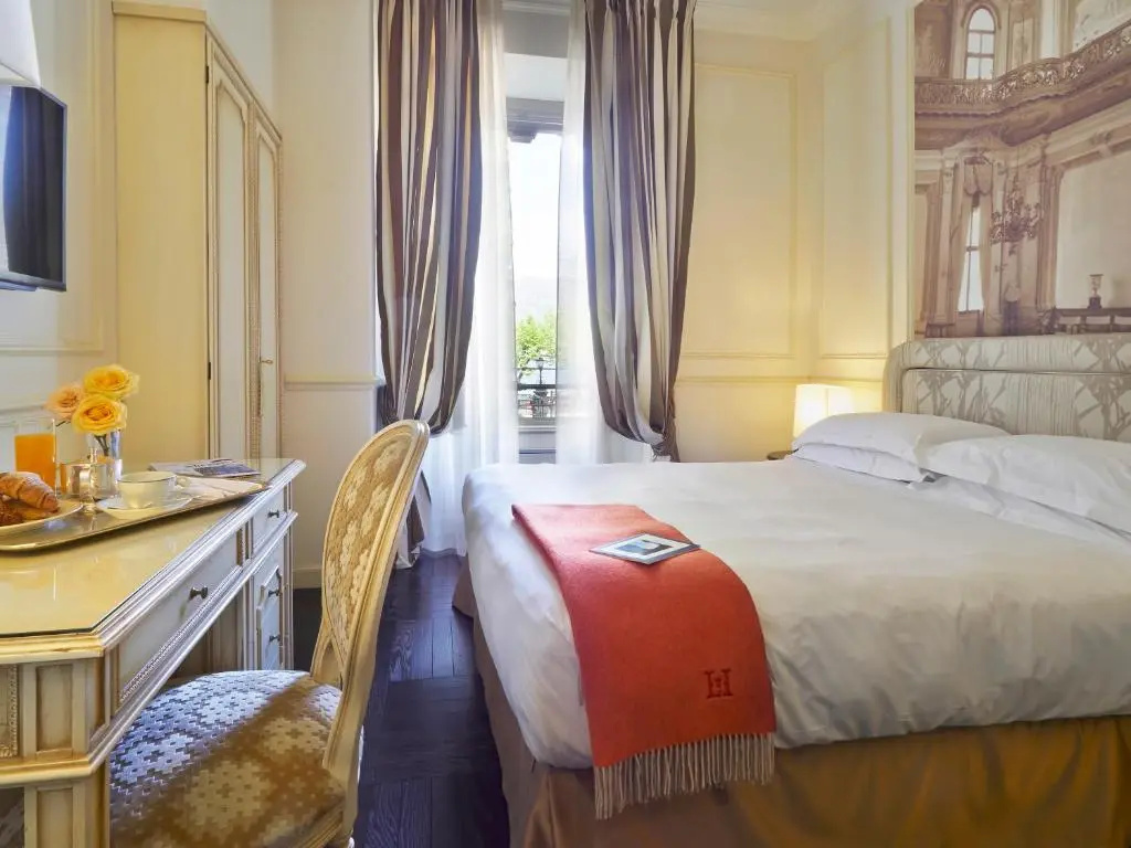 Classic Double room with lake view (full double bed)