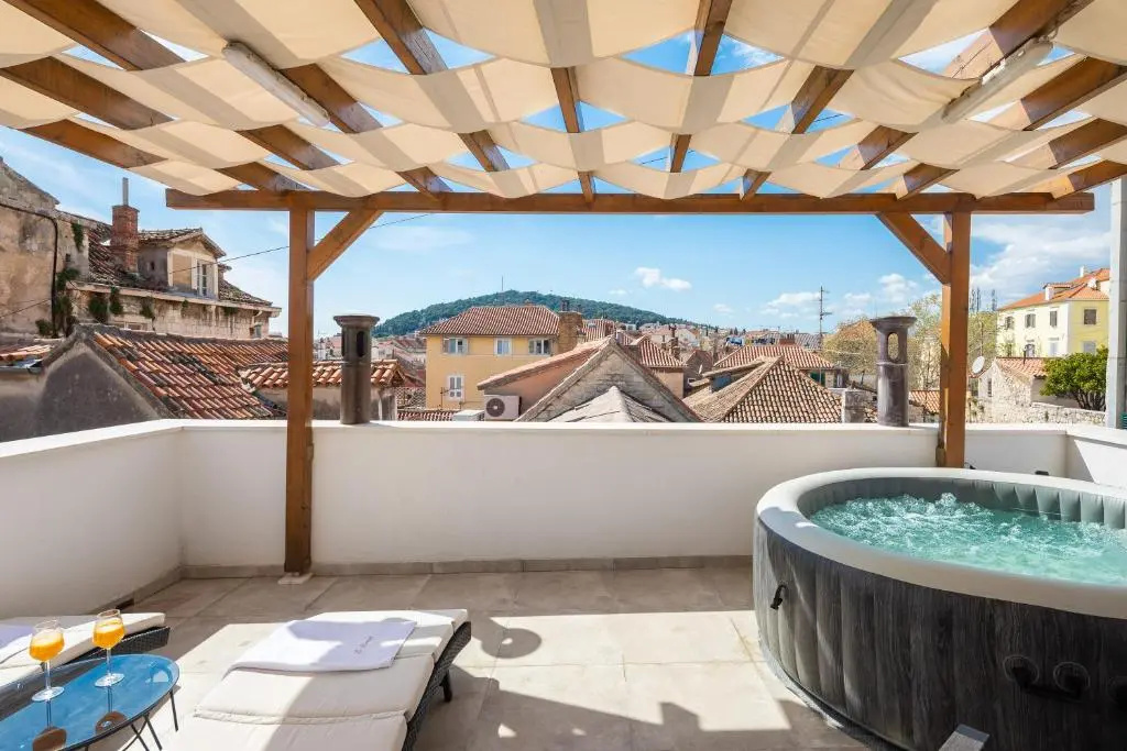 Deluxe Double room with balcony (full double bed)