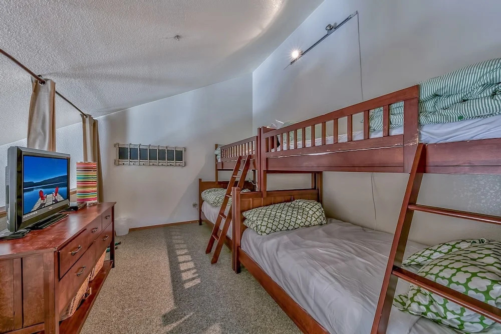 2br+ Loft Centrally Located Kirkwood Great Value 2 Bedroom Condo by RedAwning - фото 3