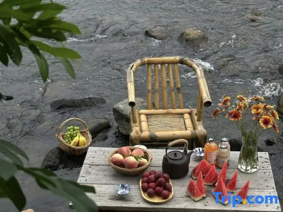 Zhiying · Stream Trekking Family Vacation Apartment