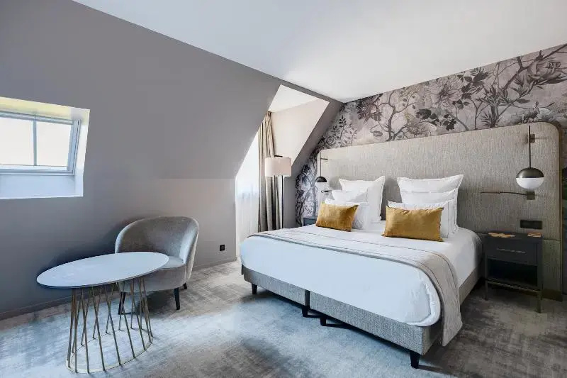 Deluxe Double room with Loire View (full double bed)