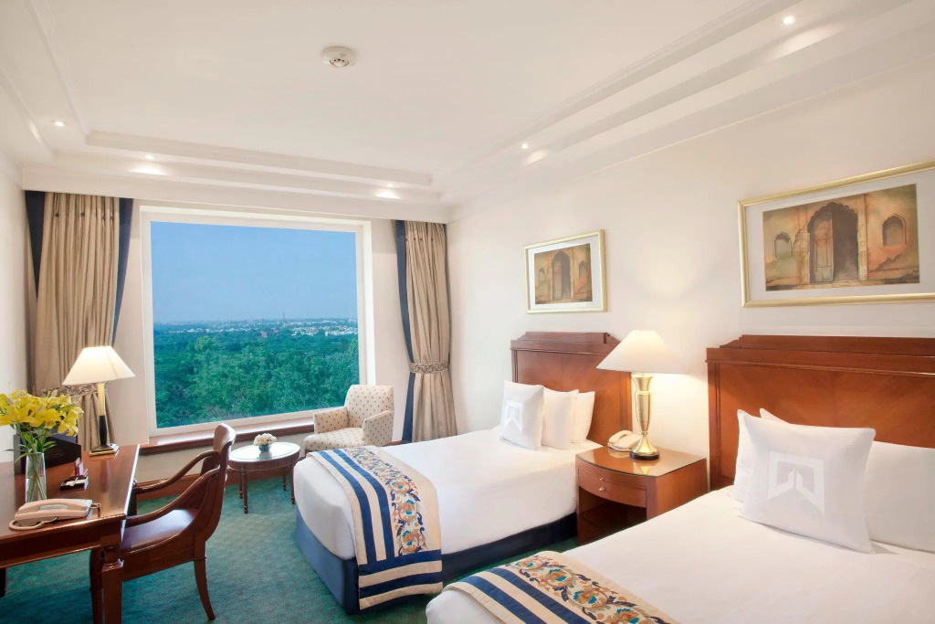 Deluxe Double room with city view (full double bed) (queen size bed, pool access)