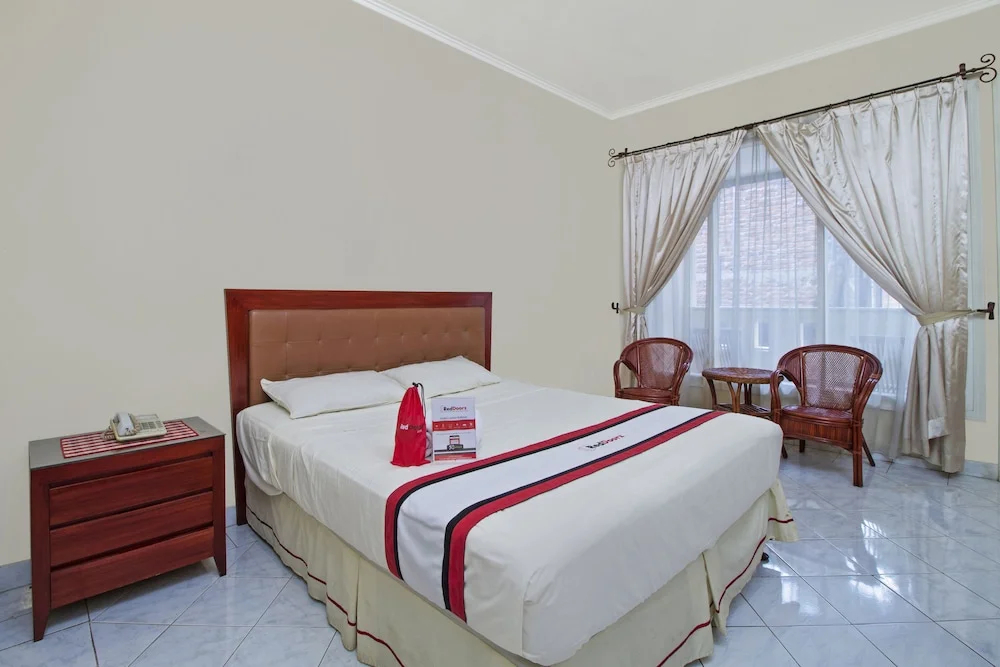 標準雙人房，設有露台及大床